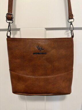 Jingpindaishu, a label often associated with vintage-style, multi-pocket crossbo